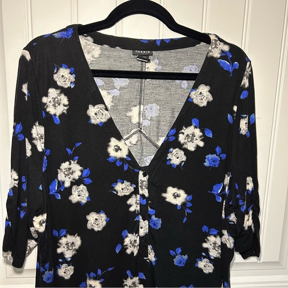 Torrid Black White & Blue Floral V-Neck Short Sleeve Blouse Size 3X - Picture 2 of 12